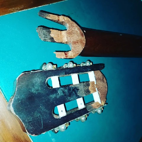Fotografía reparación de guitarra clásica por ED Guitars