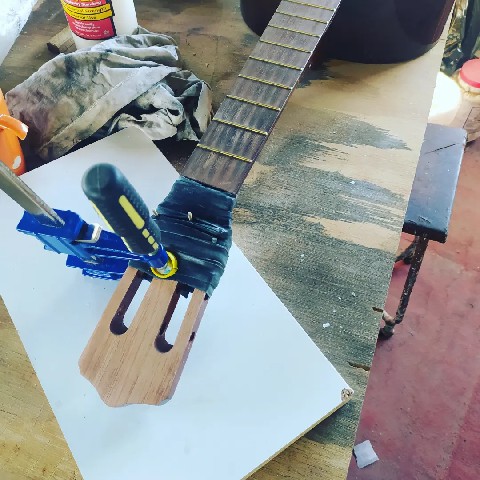Fotografía reparación de guitarra clásica por ED Guitars