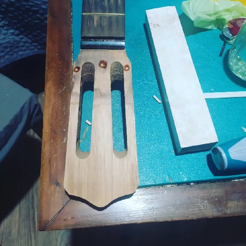 Fotografía reparación de guitarra clásica por ED Guitars