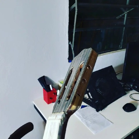 Fotografía reparación de guitarra clásica por ED Guitars