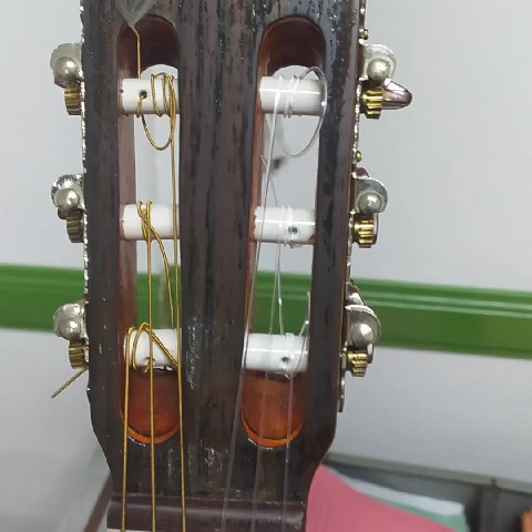 Fotografía reparación de guitarra clásica por ED Guitars