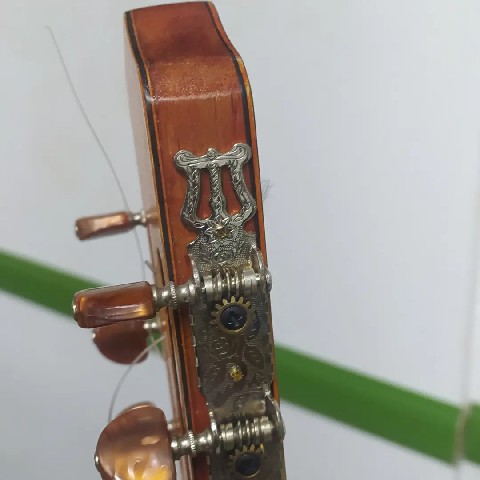 Fotografía reparación de guitarra clásica por ED Guitars