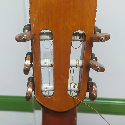 Fotografía reparación de guitarra clásica por ED Guitars