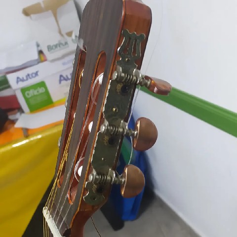Fotografía reparación de guitarra clásica por ED Guitars