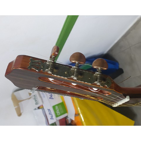 Fotografía reparación de guitarra clásica por ED Guitars
